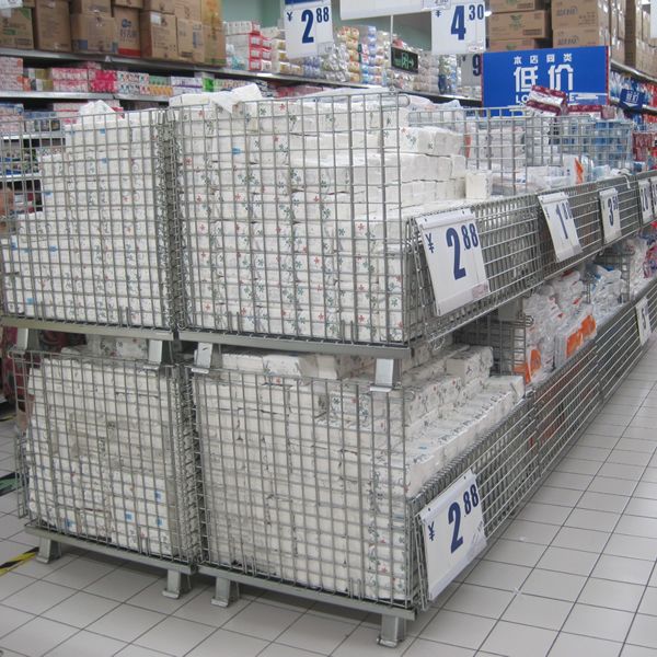 Varias mercancías se colocan en los contenedores de alambre en el supermercado.