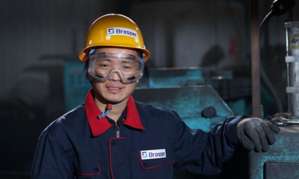 Un trabajador está sonriendo.