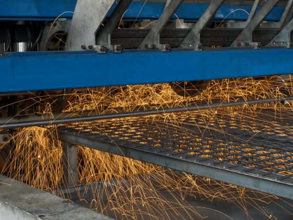 Une machine de soudage à mailles automatique est le soudage de panneaux de conteneur de fil.