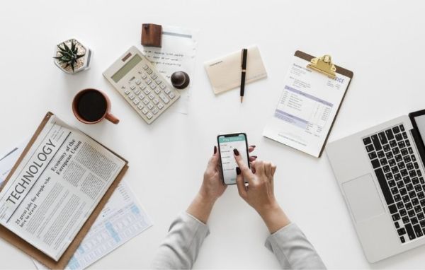 Un homme discute avec les clients avec le mobile.